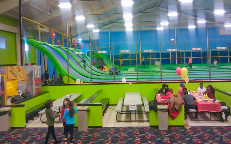 Birthday Party Area in French Trampoline Park by Lemfun&play