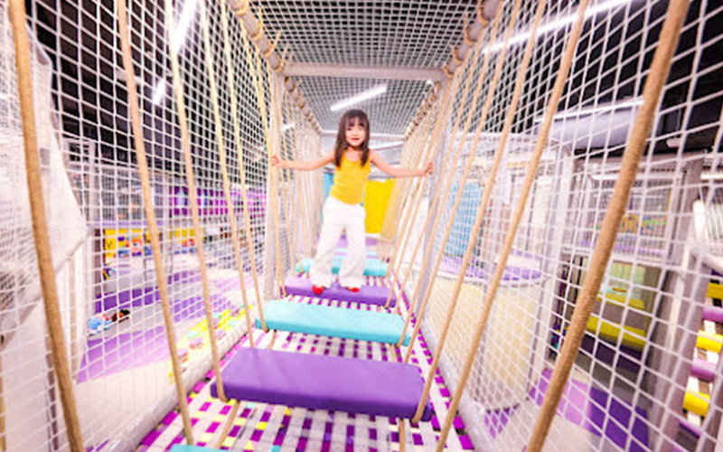 Obstacle Game for Active Play in Mall Playground Installation