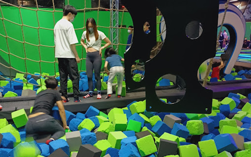 Trampoline foam pit with deep safety foam cubes and netting in a profitable Spanish indoor entertainment venue