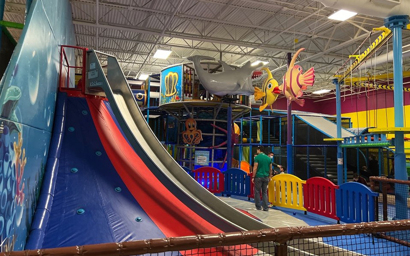 Maze play area encouraging teamwork and exploration