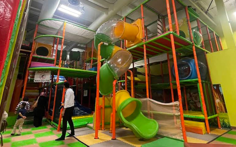 Maze play area designed to encourage teamwork and exploration