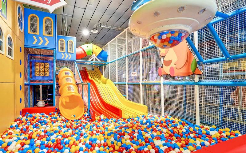 Maze play area inside the customized indoor playground in Orlando