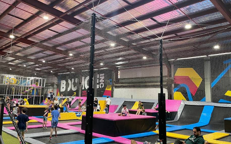 Free trampoline area as the central attraction