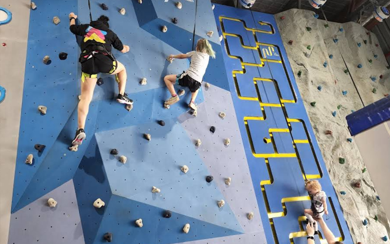 Climbing game area combining challenge and fitness