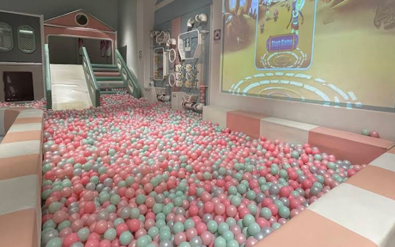 Kids ball pool with interactive projection game