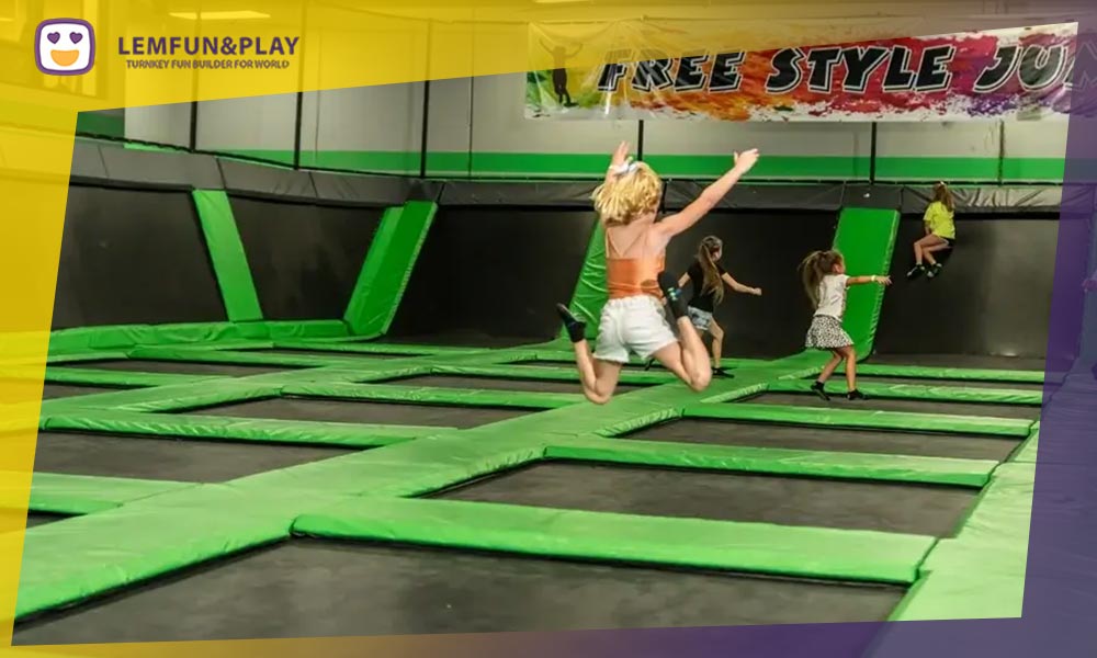 Large-scale main court free trampoline area featuring high-tensile springs and durable mats.
