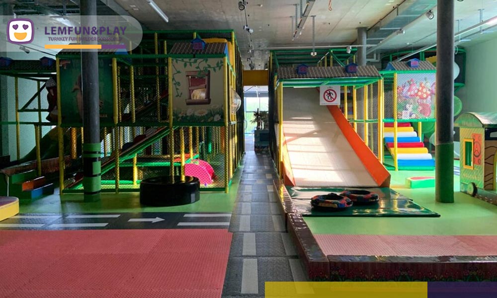 Wide overview of the 300sqm jungle themed indoor playland for business in Switzerland, showcasing optimized spatial flow and immersive aesthetics.