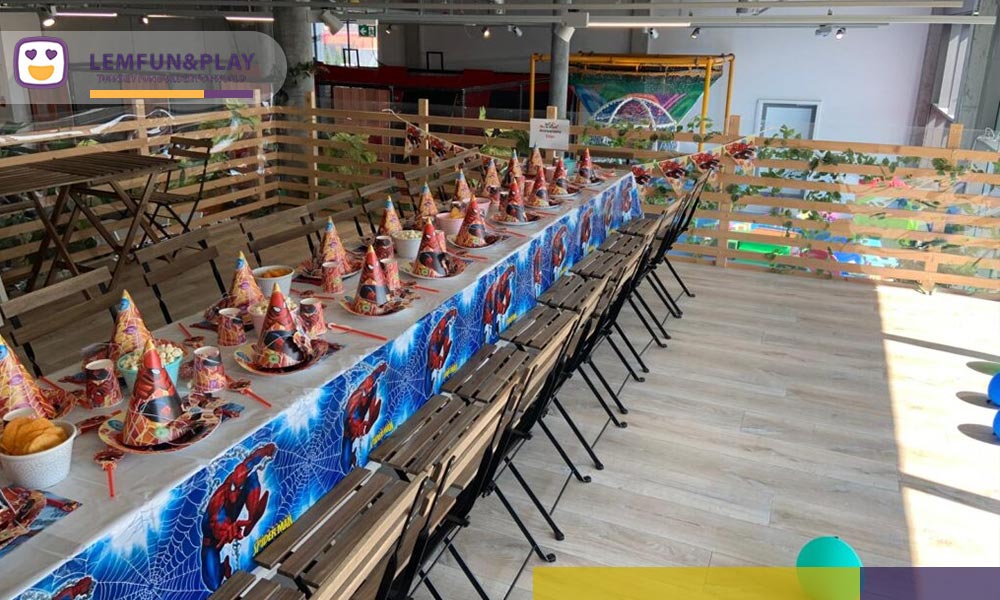 Exclusive jungle-themed birthday party area at Kids Fun Park, featuring custom organic decorations and spatial planning for private celebrations.